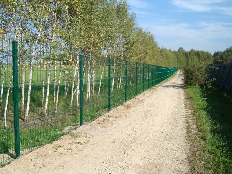 Сетчатый забор DoorHan в Омске с установкой