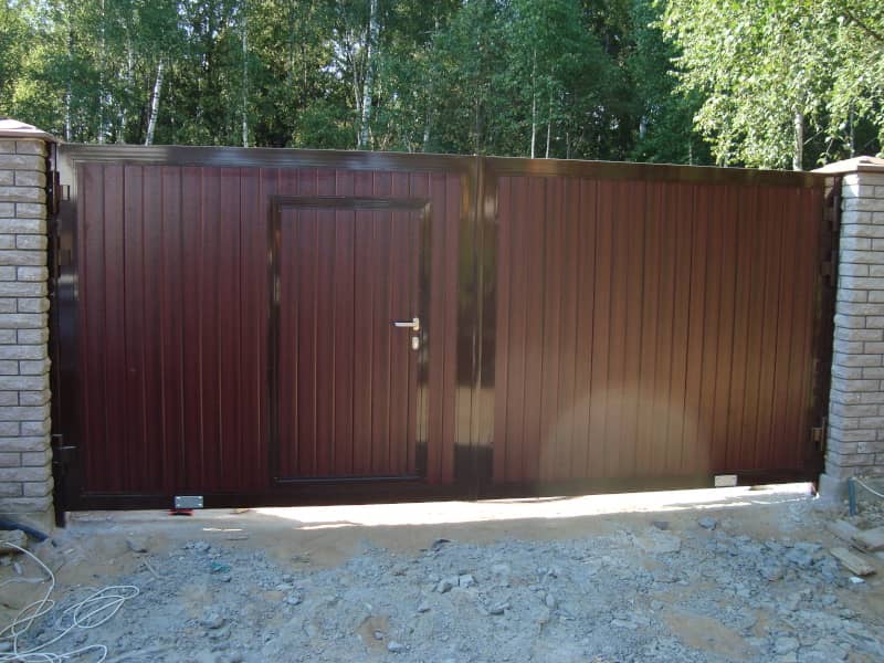 Уличные ворота DoorHan в Омске с установкой