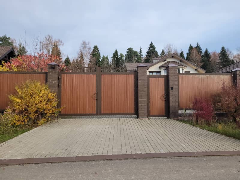 Уличные ворота DoorHan в Омске с установкой