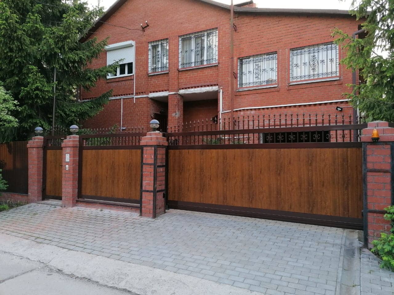 Уличные ворота DoorHan в Омске с установкой