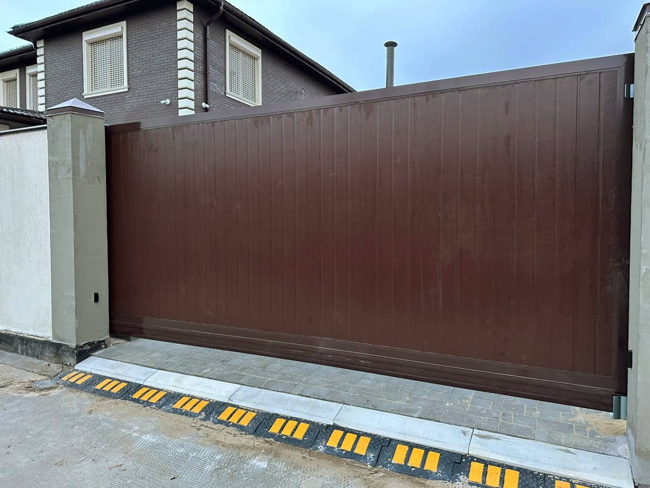 Уличные ворота DoorHan в Омске с установкой