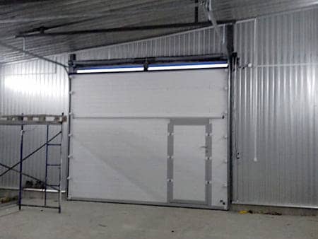 Подъемные ворота с калиткой для гаража в Омске